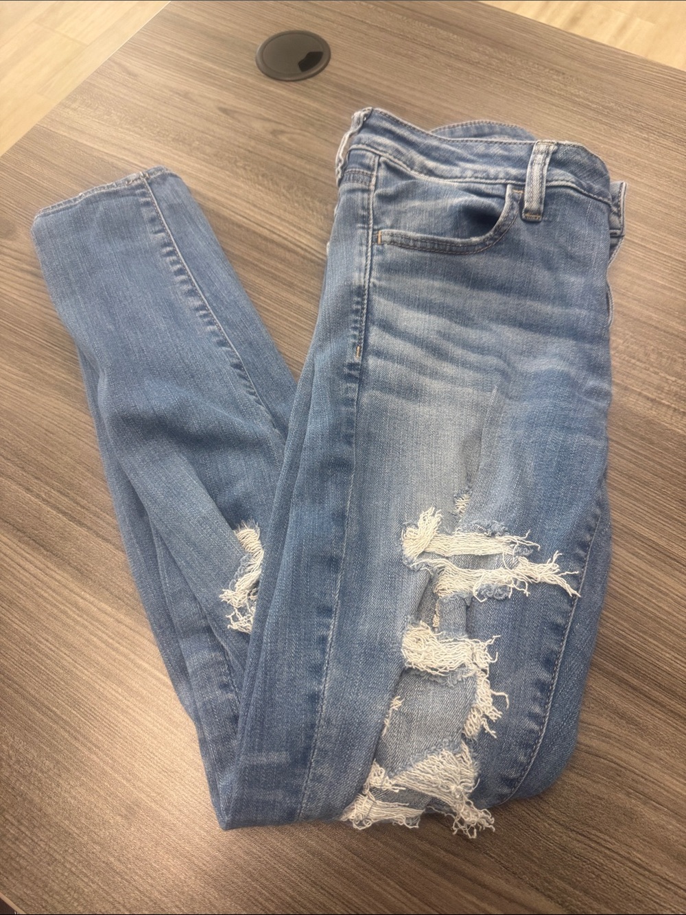 American Eagle Women’s Distressed Blue Skinny Jeans size 8